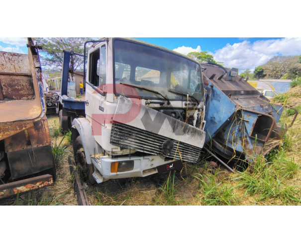 Foto de  CAMINHAO M.BENZ/1714, 1994/1994, DIESEL, BRANCA, CHASSI: 9BM682123RB014080, RENAVAM: 00625908155, NO ESTADO EM QUE SE ENCONTRA. ESTÁ COM IMPLEMENTO BROOK MONTADO NO CHASSIS.