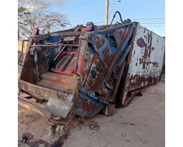 Foto de LOTE CONTENDO UM COMPACTADOR DE LIXO DE CARGA TRASEIRA, MARCA USIMECA, CAPACIDADE VOLUMÉTRICA PARA 15 M³ (QUINZE METROS CÚBICOS). USADO. NO ESTADO EM QUE SE ENCONTRA.