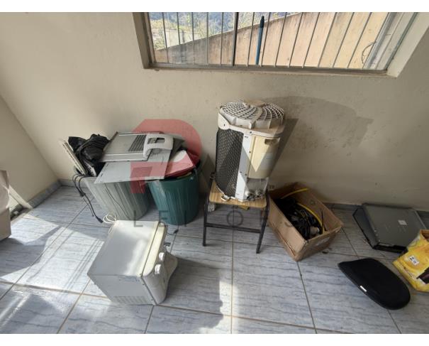 Foto de LOTE CONTENDO SUCATA DE DIVERSOS BENS, TAIS COMO: INFORMÁTICA, FREEZER VERTICAL, BEBEDOURO, AR-CONDICIONADO, ENTRE OUTROS, NO ESTADO EM QUE SE ENCONTRAM.