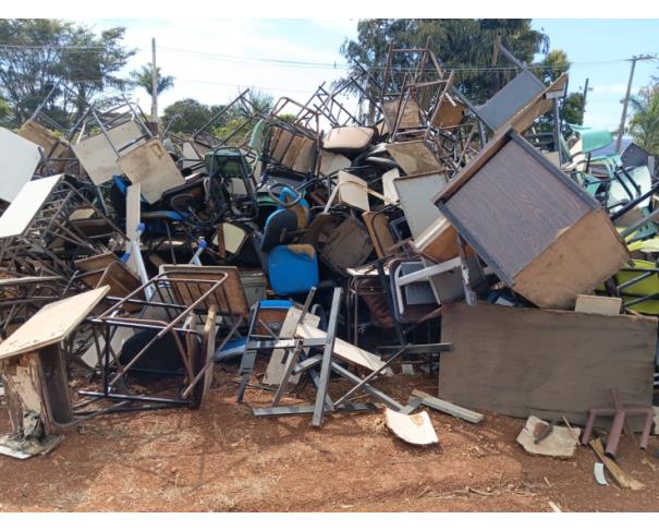 Foto de LOTE CONTENDO MESAS E CADEIRAS DE ESCRITÓRIO, NO ESTADO EM QUE SE ENCONTRAM. 