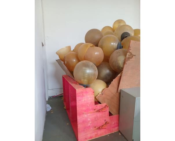 Foto de LOTE CONTENDO GLOBOS DE ILUMINAÇÃO, NO ESTADO EM QUE SE ENCONTRA.
