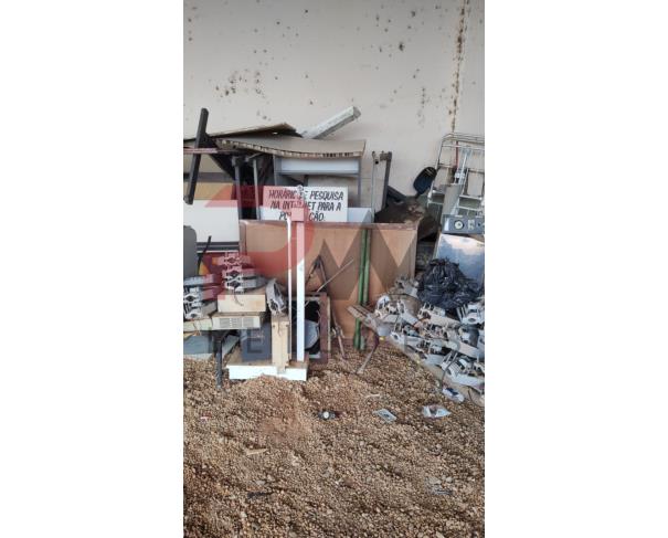 Foto de LOTE DE SUCATAS DIVERSAS ( PNEUS, MATERIAL DE INFORMATICA, MATERIAL HOSPITALAR, CADEIRAS, ETC), NO ESTADO EM QUE SE ENCONTRA.