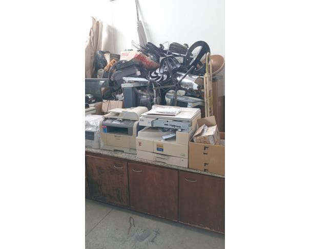 Foto de LOTE CONTENDO ELETRODOMÉSTICOS E ELETRÔNICOS, TAIS COMO: IMPRESSORAS, VENTILADORES, TVS, GELADEIRA, MÁQUINA DE LAVAR ROUPA, FREEZER, BEBEDOURO, MICRO-ONDAS, CAIXAS DE SOM, FOGÃO INDUSTRIAL, AR-CONDICIONADO, ENTRE OUTROS, NO ESTADO EM QUE SE ENCONTRA.