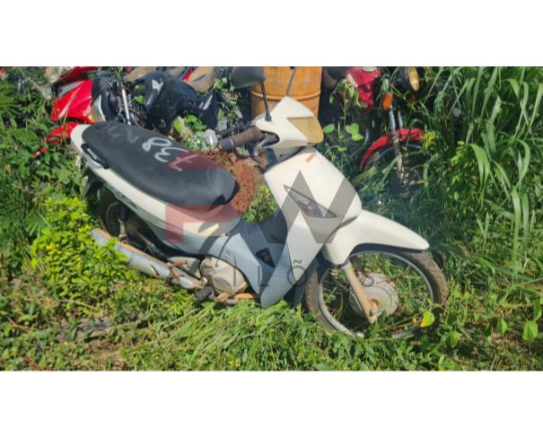 Foto de  PASSAGEIRO / HONDA / BIZ 125 KS / Placa: HKG6193 / UF: MG / Município: Sete Lagoas / Ano fabricação: 2007 / Ano modelo: 2007 / Cor: BRANCA / Chassi: 9C2JA04108R024051 / Motor: JA04E18024051 / RENAVAM: 00110283392, NO ESTADO EM QUE SE ENCONTRA. 