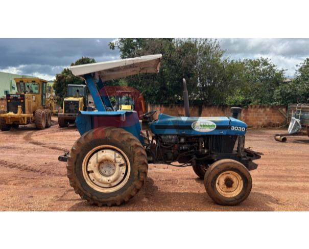 Foto de TRATOR FORD 3030, AZUL, ANO 1998, NO ESTADO EM QUE SE ENCONTRA.