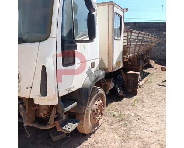 Foto de ESPECIAL / CAMINHAO IVECO/TECTOR 170E22, 2014/2014, DIESEL, BRANCA, CHASSI: 93ZA1RGH0E8926688, RENAVAM: 01015495661, NO ESTADO EM QUE SE ENCONTRA. MOTOR E CAIXA DE MARCHAS COM AVARIAS.O MOTOR ESTÁ DESMONTADO E FORA DO VEÍCULO.