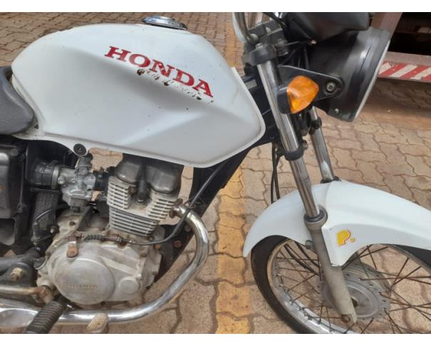 Foto de MOTOCICLETA HONDA/CG 150 JOB, GASOLINA, BRANCA, 2004/2005, NO ESTADO EM QUE SE ENCONTRA.