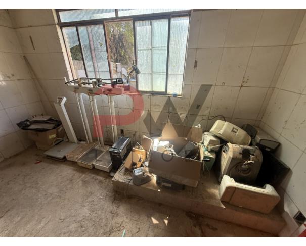 Foto de LOTE CONTENDO SUCATA DE  DIVERSOS BENS, TAIS COMO: MADEIRAS, ARMÁRIOS, COLCHONETES, CADEIRAS, MESAS ESCOLARES, EXTINTORES, VENTILADORES, CADEIRAS DE RODAS, MACAS, BALANÇAS, ENTRE OUTROS, NO ESTADO EM QUE SE ENCONTRAM.