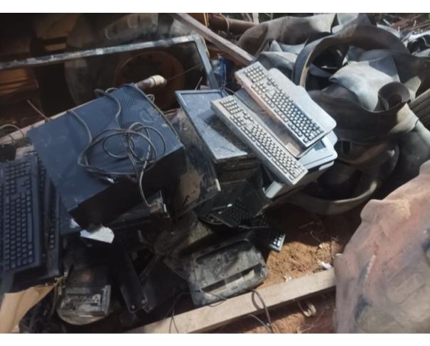 Foto de LOTE CONTENDO INFORMÁTICA E ELETRÔNICOS, NO ESTADO EM QUE SE ENCONTRA.