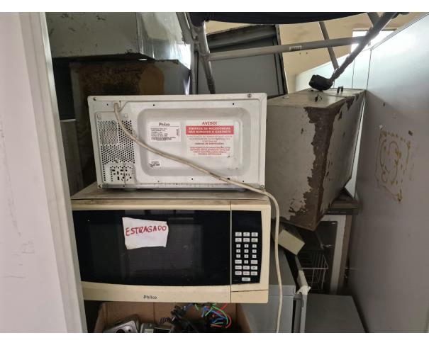 Foto de LOTE COMPOSTO POR SUCATA DE: MATERIAL HOSPITALAR, MOBILIÁRIOS, ELETRODOMÉSTICOS, CÂMARA FRIA, NO ESTADO EM QUE SE ENCONTRAM.