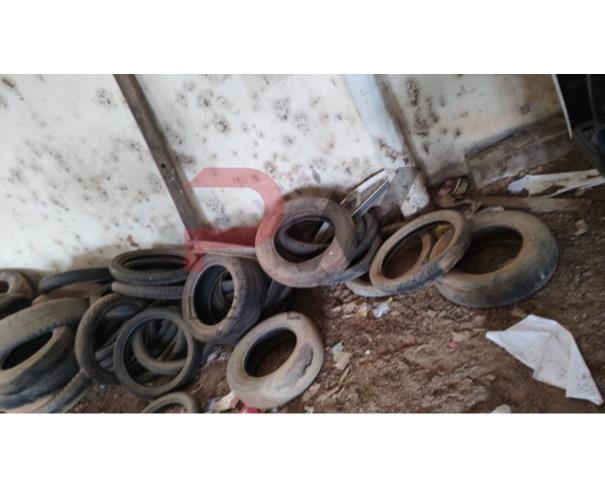 Foto de LOTE DE SUCATAS DIVERSAS ( PNEUS, MATERIAL DE INFORMATICA, MATERIAL HOSPITALAR, CADEIRAS, ETC), NO ESTADO EM QUE SE ENCONTRA.