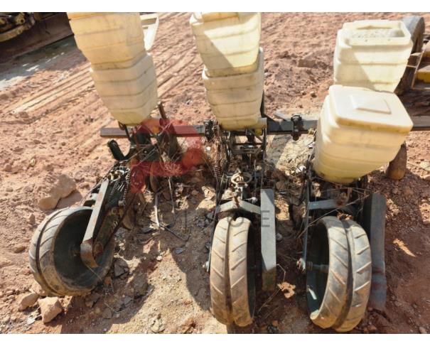 Foto de LOTE CONTENDO UMA PLANTADEIRA TATU 3 LINHAS, NO ESTADO EM QUE SE ENCONTRA.