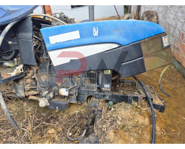 Foto de LOTE CONTENDO  TRATOR NEW HOLLAND DESMONTADO, NO ESTADO EM QUE SE ENCONTRA.