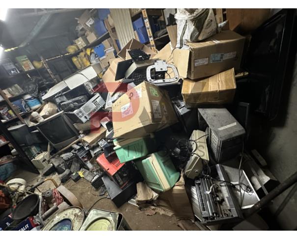 Foto de LOTE CONTENDO SUCATA DE MATERIAIS DE INFORMÁTICA (CPUS, MONITORES, IMPRESSORAS, ESTABILIZADORES, TELEVISOR E TELEFONES), NO ESTADO EM QUE SE ENCONTRA.
