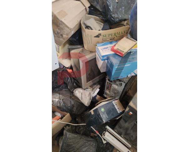 Foto de LOTE DE SUCATAS DIVERSAS ( PNEUS, MATERIAL DE INFORMATICA, MATERIAL HOSPITALAR, CADEIRAS, ETC), NO ESTADO EM QUE SE ENCONTRA.