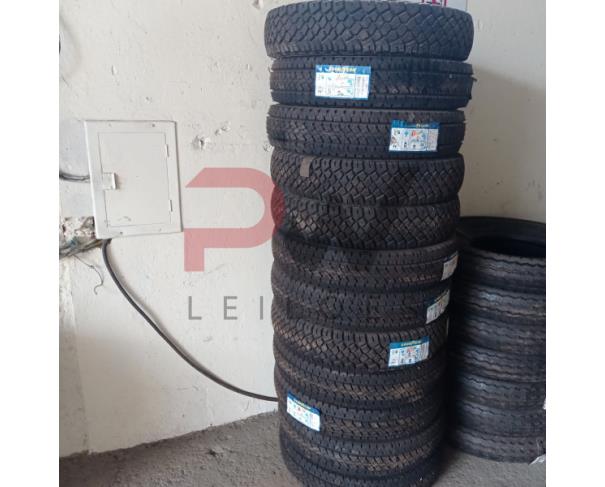 Foto de LOTE CONTENDO APROX. 19 PNEUS NOVOS SENDO: 07 PNEUS COMUNS 7.50 X 16 JET RIB; 12 PNEUS RADIAIS 7.50 R 16 GOODYEAR, NO ESTADO EM QUE SE ENCONTRAM.