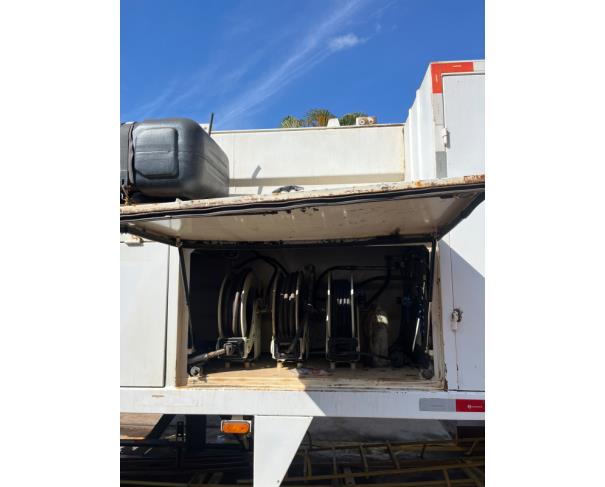 Foto de COMBOIO DE LUBRIFICANTES GASCON, CAPACIDADE DE 10.000 LITROS, COR BRANCA, ANO 2015, NO ESTADO EM QUE SE ENCONTRA.