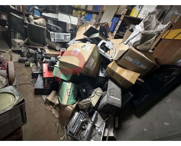 Foto de LOTE CONTENDO SUCATA DE MATERIAIS DE INFORMÁTICA (CPUS, MONITORES, IMPRESSORAS, ESTABILIZADORES, TELEVISOR E TELEFONES), NO ESTADO EM QUE SE ENCONTRA.
