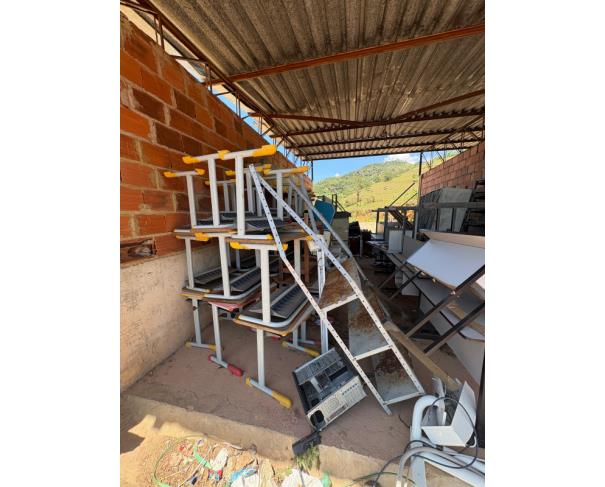 Foto de LOTE CONTENDO ITENS DIVERSOS, TAIS COMO: MESAS, PATRELEIRAS, CADEIRAS, MACAS, ENTRE OUTROS.