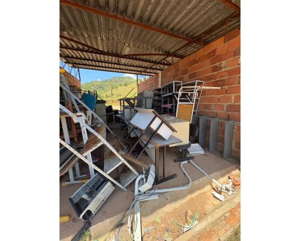 Foto de LOTE CONTENDO ITENS DIVERSOS, TAIS COMO: MESAS, PATRELEIRAS, CADEIRAS, MACAS, ENTRE OUTROS.