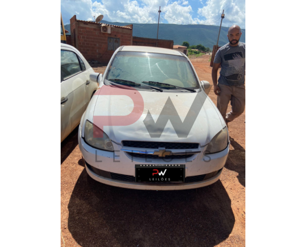 Foto de PAS/AUTOMOVEL CHEVROLET/CLASSIC LS, ALCOOL/GASOLINA, ANO/MOD 2012/2012, COR BRANCA, NO ESTADO EM QUE SE ENCONTRA.