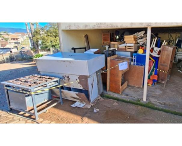 Foto de LOTE CONTENDO SUCATA DE BENS DIVERSOS: (ARMÁRIOS, ARQUIVOS, CADEIRAS, LONGARINAS, MESAS, ESCRIVANINHAS, PRATELEIRAS, BANCADAS, FOGÃO, MÓVEIS E DEMAIS ITENS), NO ESTADO EM QUE SE ENCONTRAM.