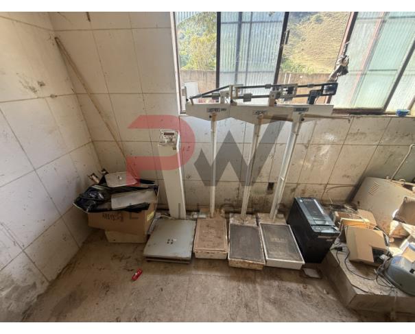 Foto de LOTE CONTENDO SUCATA DE  DIVERSOS BENS, TAIS COMO: MADEIRAS, ARMÁRIOS, COLCHONETES, CADEIRAS, MESAS ESCOLARES, EXTINTORES, VENTILADORES, CADEIRAS DE RODAS, MACAS, BALANÇAS, ENTRE OUTROS, NO ESTADO EM QUE SE ENCONTRAM.