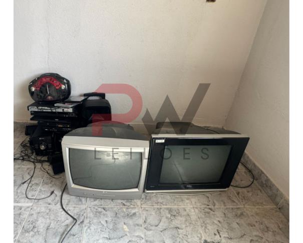 Foto de LOTE CONTENDO TELEVISORES, DVDS E CAIXAS DE SOM, NO ESTADO EM QUE SE ENCONTRAM.