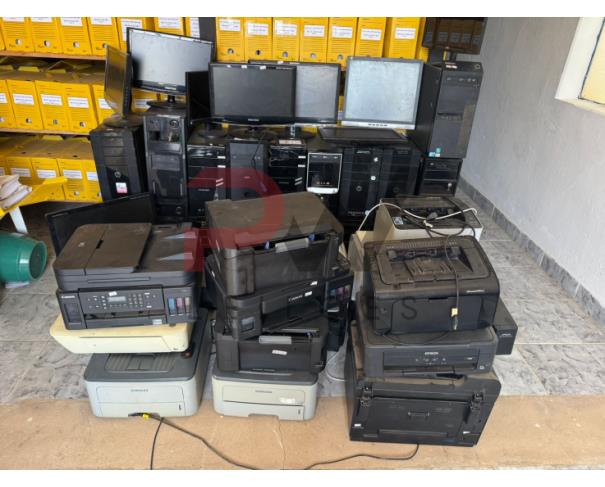 Foto de LOTE CONTENDO SUCATA DIVERSA, TAIS COMO TELEVISORES, IMPRESSORAS, CPUS, DVDS, CADEIRAS E SUPORTES PARA HIGIENIZAÇÃO, NO ESTADO EM QUE SE ENCONTRAM.