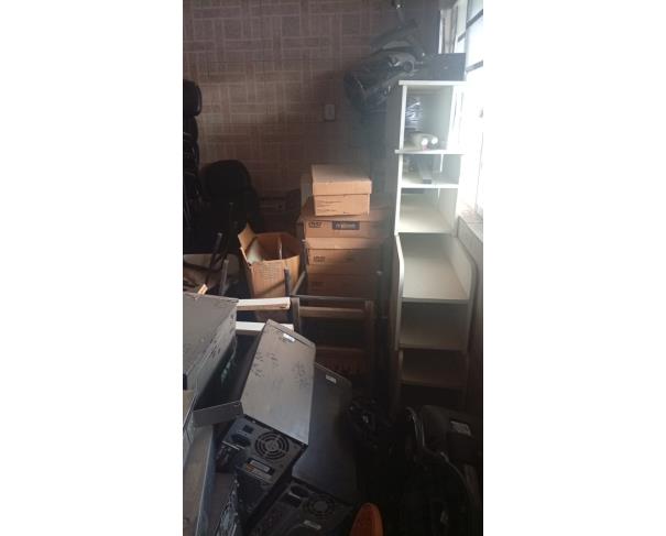 Foto de LOTE CONTENDO SUCATA DE ITENS DIVERSOS, TAIS COMO MATERIAIS DE INFORMÁTICA, CARTEIRAS ESCOLARES, ELETRODOMÉSTICOS, ENTRE OUTROS, NO ESTADO EM QUE SE ENCONTRA.