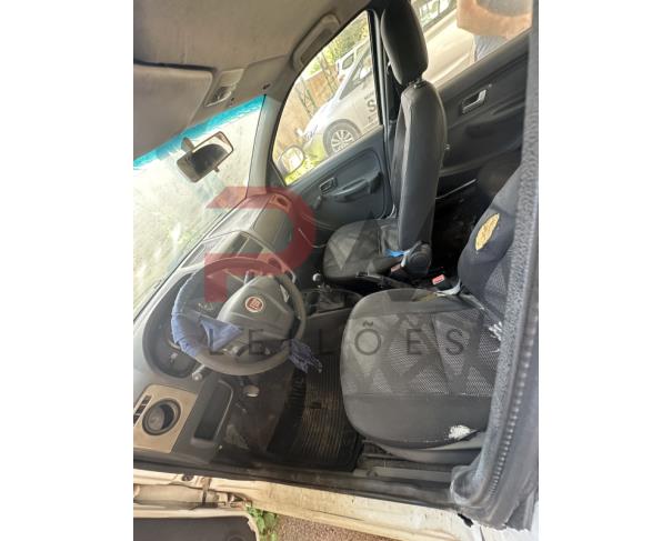 Foto de FIAT/PALIO FIRE, ALCOOL/GASOLINA, BRANCA, 2014/2015, CHASSI: ...77060, NO ESTADO EM QUE SE ENCONTRA. 