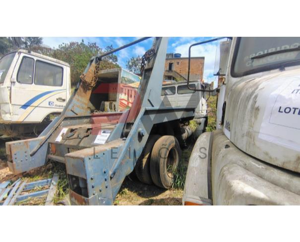 Foto de  CAMINHAO M.BENZ/1714, 1994/1994, DIESEL, BRANCA, CHASSI: 9BM682123RB014080, RENAVAM: 00625908155, NO ESTADO EM QUE SE ENCONTRA. ESTÁ COM IMPLEMENTO BROOK MONTADO NO CHASSIS.