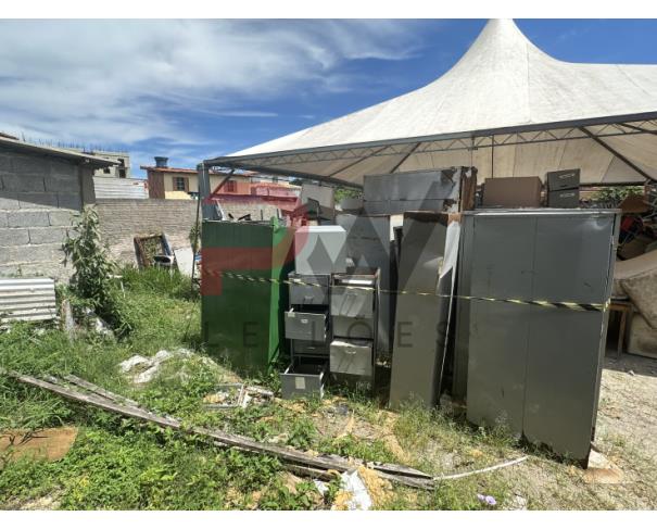 Foto de LOTE CONTENDO SUCATA DE ARMÁRIOS DE AÇO, FOGÃO, FOGÃO INDUSTRIAL E GELADEIRAS, NO ESTADO EM QUE SE ENCONTRA.