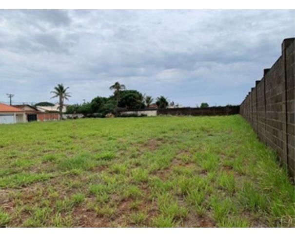 Foto de Imóvel - Lote 28 da quadra 01, localizada na Rua Cumari, bairro Jóquei Clube, medindo 391,43 m², registrado sob número 83.097 no Cartório de Registro de Imóveis da Comarca de Araguari.