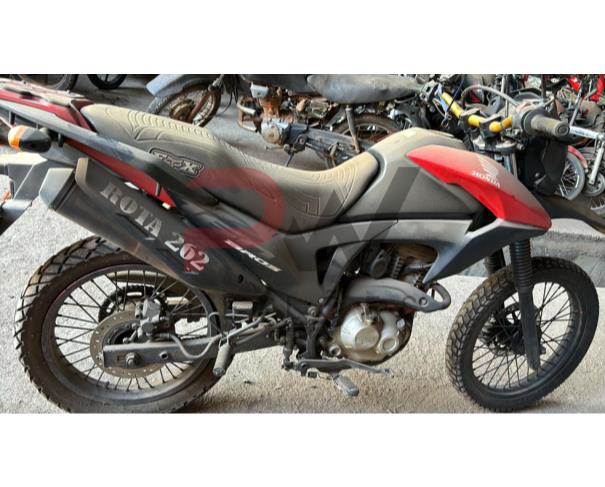 Foto de PASSAGEIRO / HONDA / NXR160 BROS ESDD / Placa: OOI9724 / UF: MG / Município: Pitangui / Ano fabricação: 2014 / Ano modelo: 2014 / Cor: VERMELHA / Chassi: 9C2KD0810FR410258 / Motor: KD08E1F410258 / RENAVAM: 01033508931, NO ESTADO EM QUE SE ENCONTRA. 