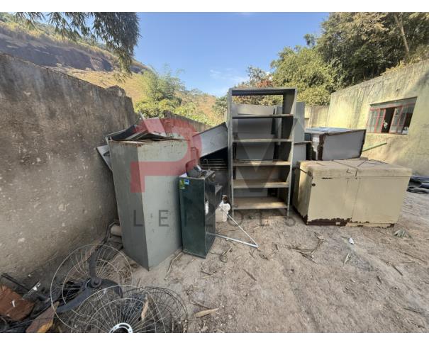 Foto de LOTE CONTENDO SUCATA DE  DIVERSOS BENS, TAIS COMO: MADEIRAS, ARMÁRIOS, COLCHONETES, CADEIRAS, MESAS ESCOLARES, EXTINTORES, VENTILADORES, CADEIRAS DE RODAS, MACAS, BALANÇAS, ENTRE OUTROS, NO ESTADO EM QUE SE ENCONTRAM.