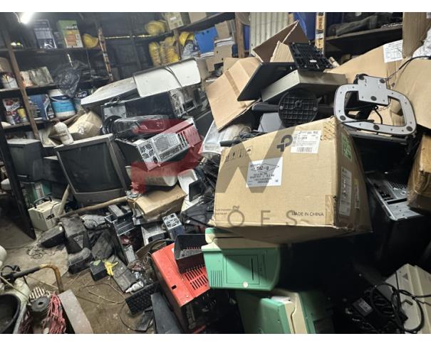 Foto de LOTE CONTENDO SUCATA DE MATERIAIS DE INFORMÁTICA (CPUS, MONITORES, IMPRESSORAS, ESTABILIZADORES, TELEVISOR E TELEFONES), NO ESTADO EM QUE SE ENCONTRA.