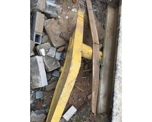 Foto de LOTE CONTENDO SUPORTE DA CONCHA DIANTEIRA (H) PARA RETROESCAVADEIRA RANDON, NO ESTADO EM QUE ENCONTRA.