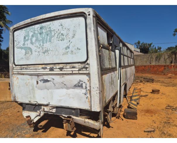 Foto de SUCATA DE ÔNIBUS OF 1315, ANTIGA PLACA: KSO-7805, NO ESTADO EM QUE SE ENCONTRA.