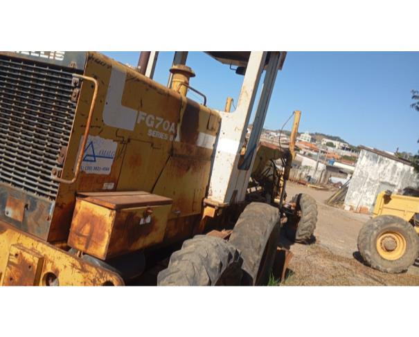 Foto de MOTONIVELADORA FIATALLIS, FG-70A-B, AMARELA, ANO 1994, NO ESTADO EM QUE SE ENCONTRA.