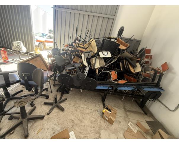 Foto de LOTE CONTENDO SUCATA DE CADEIRAS E LONGARINAS, NO ESTADO EM QUE SE ENCONTRAM.