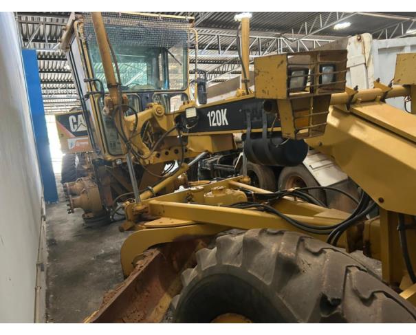 Foto de MOTONIVELADORA CATERPILA 120K, ANO 2014, CHASSI: CAT0120KCJAP05656, NO ESTADO EM QUE SE ENCONTRA.