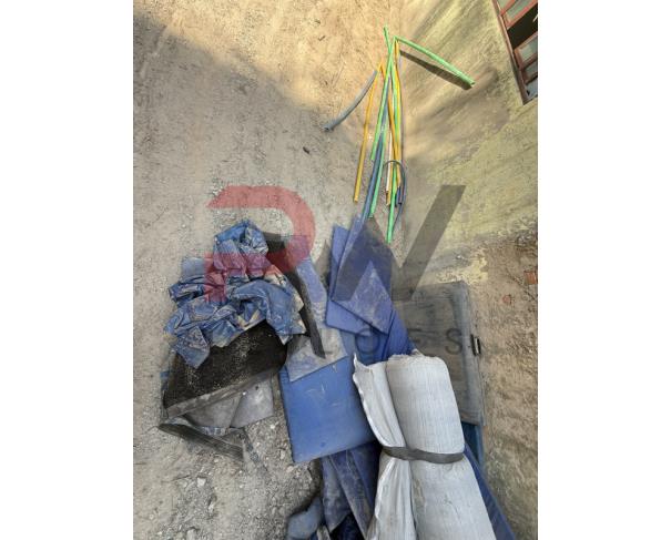 Foto de LOTE CONTENDO SUCATA DE  DIVERSOS BENS, TAIS COMO: MADEIRAS, ARMÁRIOS, COLCHONETES, CADEIRAS, MESAS ESCOLARES, EXTINTORES, VENTILADORES, CADEIRAS DE RODAS, MACAS, BALANÇAS, ENTRE OUTROS, NO ESTADO EM QUE SE ENCONTRAM.