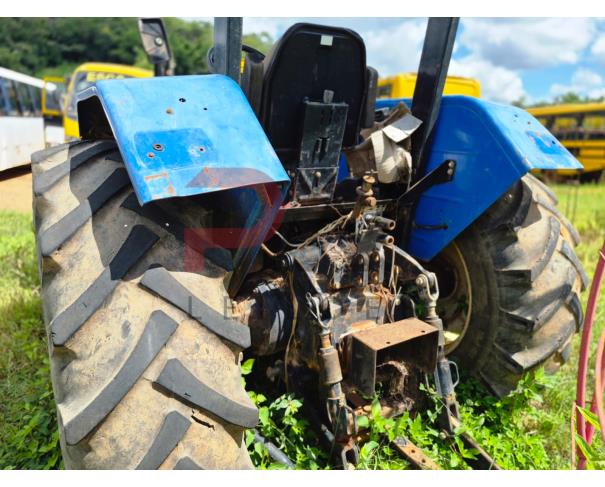 Foto de LOTE CONTENDO TRATOR NEW HOLLAND TT4030, AZUL, ANO: 2011, Nº DE SÉRIE: ZBCBB5539, NO ESTADO EM QUE SE ENCONTRA.