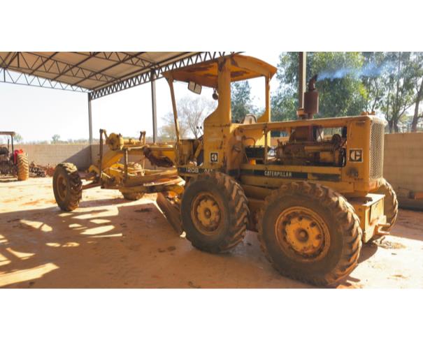 Foto de MOTONIVELADORA CATERPILLAR 120B, COR AMARELA, ANO 1989, NO ESTADO EM QUE SE ENCONTRA.