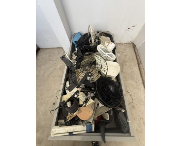 Foto de LOTE CONTENDO SUCATA DE ARMÁRIOS DE AÇO E ELETRODOMÉSTICOS, NO ESTADO EM QUE SE ENCONTRAM.