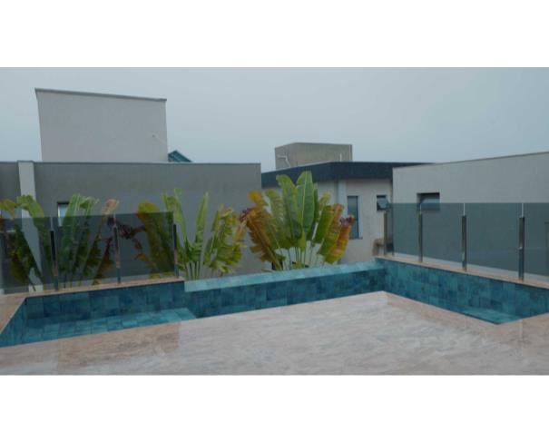 Foto de Residência de alto luxo no Condomínio Costa Laguna, em Nova Lima/MG, com 483 m², 4 dormitórios (3 suítes), piscina aquecida, espaço gourmet, cinema, automação residencial e 5 vagas cobertas. Condomínio com lazer completo e segurança 24 horas.
