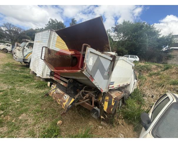 Foto de CARGA / CAMINHAO FORD/F 4000 4X4 P, 2014/2015, DIESEL, BRANCA, CHASSI: 9BFLF49P3FB003366, RENAVAM: 01045013029, NO ESTADO EM QUE SE ENCONTRA. VEÍCULO ESTÁ SEM MOTOR.O MOTOR ESTÁ DESMONTADO E FORA DO VEÍCULO.