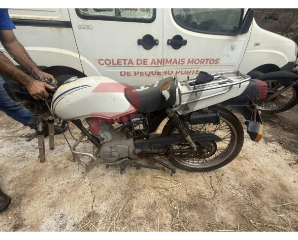 Foto de PASSAGEIRO / MOTOCICLETA HONDA/CG 125 CARGO, 1999/1999, GASOLINA, BRANCA, CHASSI: 9C2JA0100XR002648, RENAVAM: 00720936977, NO ESTADO EM QUE SE ENCONTRA. MOTOR AVARIADO. ESTA SEM O GUIDAO E RODA DIANTEIRA.