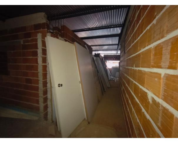 Foto de LOTE CONTENDO SUCATA DE DIVERSOS MATERIAIS TAIS COMO: MESAS, CADEIRAS ESCOLARES, CADEIRAS DE PLÁSTICO, CADEIRAS DE ESCRITÓRIO, ANTENA, MACAS, DIVISÓRIAS DE MADEIRA, PORTAS, ARMÁRIOS DE AÇO, LUMINÁRIAS, FOGÃO INDUSTRIAL, FREEZER VERTICAL, FREEZER HORIZONT
